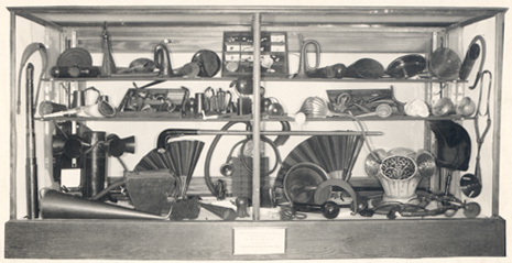 Display case exhibiting the CID-Goldstein collection of hearing devices