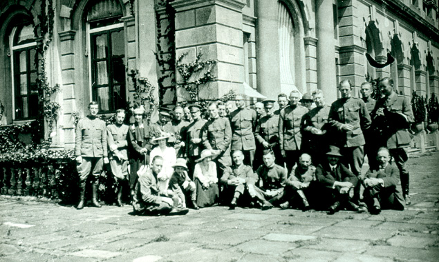 Base Hospital 21 officers and nurses, London, England, May 1917